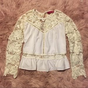 🌸3/$20- Boohoo Open-Back Lace Top